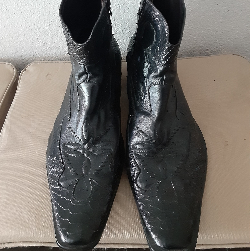 Mens size 11 black Banana Blues rattler low cut zipper boots.